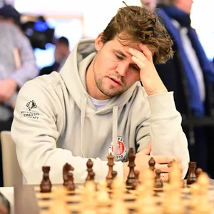 Magnus Carlsen grübelt über seinen ersten Zug.