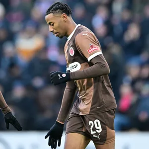 Ein enttäuschter Morgan Guilavogui klatscht mit Danel Sinani ab.