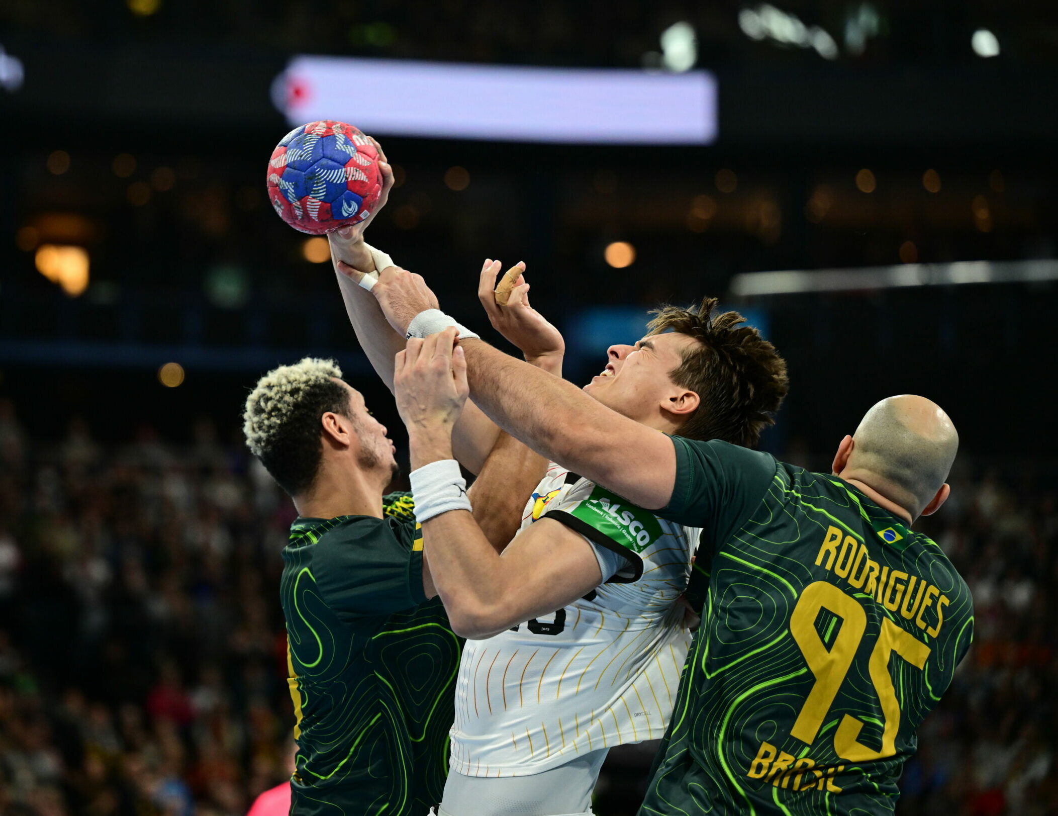 Julian Köster streitet sich mit zwei Brasilianern um den Ball.