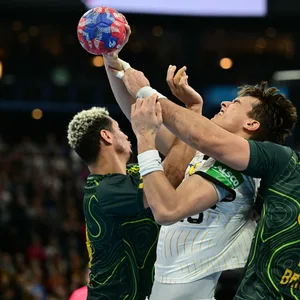 Julian Köster streitet sich mit zwei Brasilianern um den Ball.
