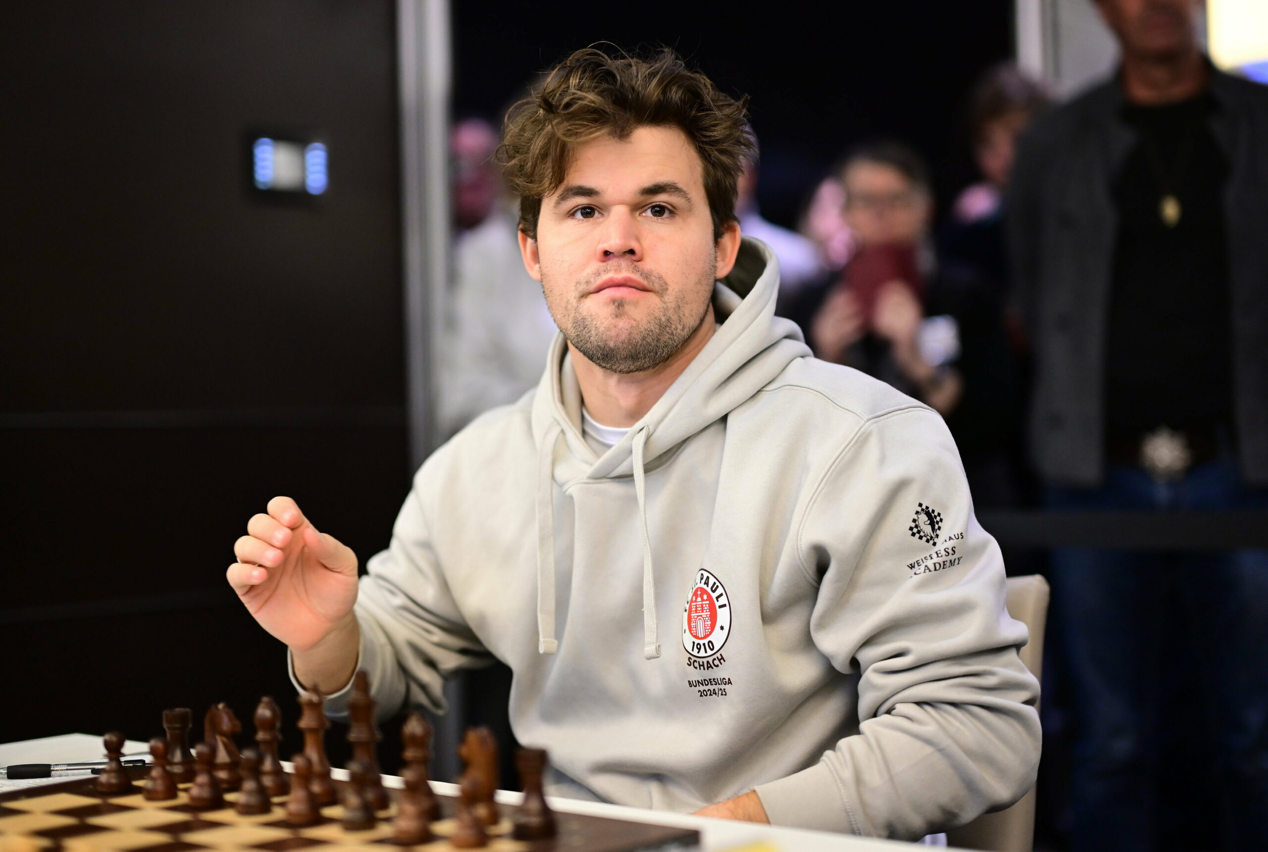 Magnus Carlsen im Pullover des FC St. Pauli