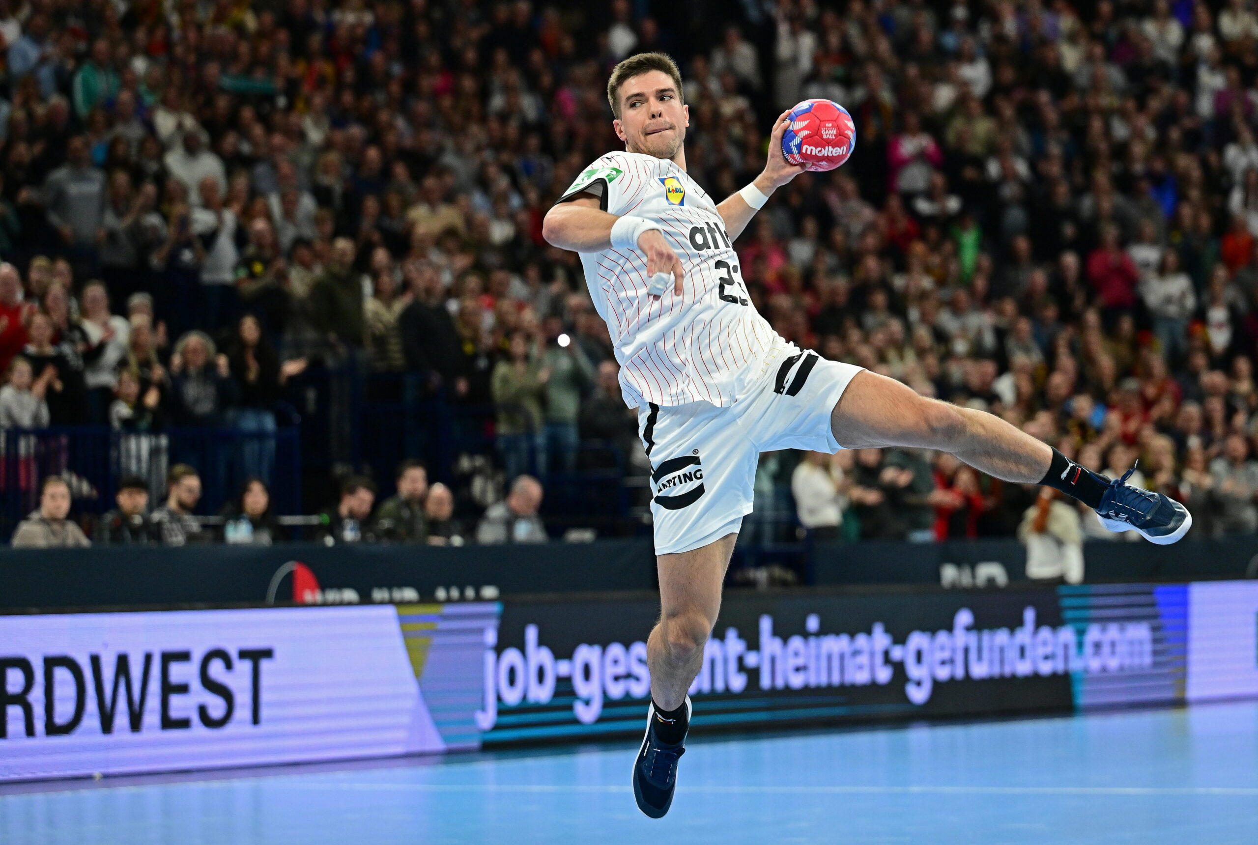 Renars Uscins wirft den Handball