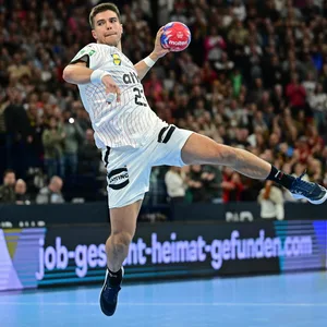 Renars Uscins wirft den Handball
