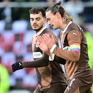 Jackson Irvine im Gespräch mit Danel Sinani beim Spiel gegen Frankfurt