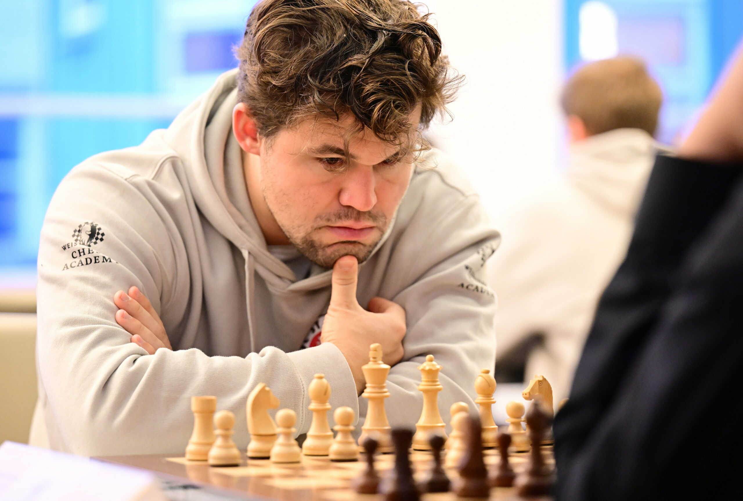 Magnus Carlsen spielt für St. Pauli mit Weiß gegen Düsseldorfs Chinesen Wei Yi.