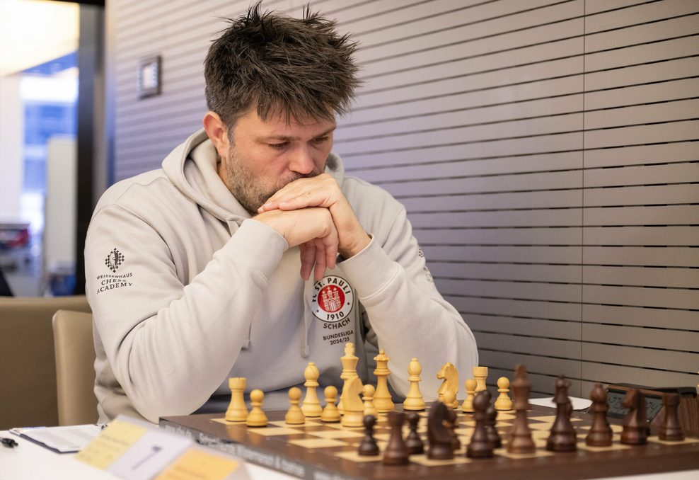 Carlsen-Trainer Peter Heine Nielsen spielt für St. Pauli an Brett 7.