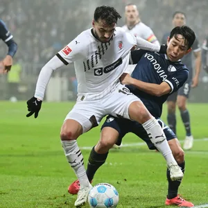 Danel Sinani behauptet sich gegen Bochums Koji Miyoshi.