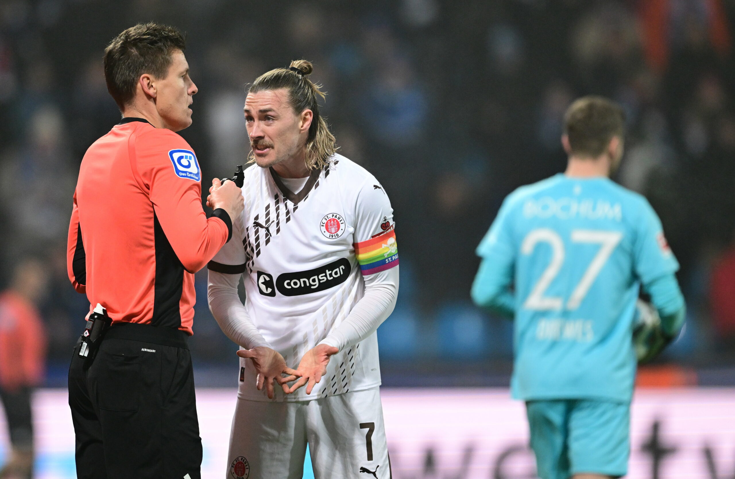 Jackson Irvine hatte Redebedarf mit Schiedsrichter Daniel Siebert.