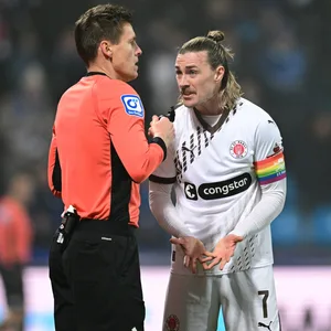 Jackson Irvine hatte Redebedarf mit Schiedsrichter Daniel Siebert.
