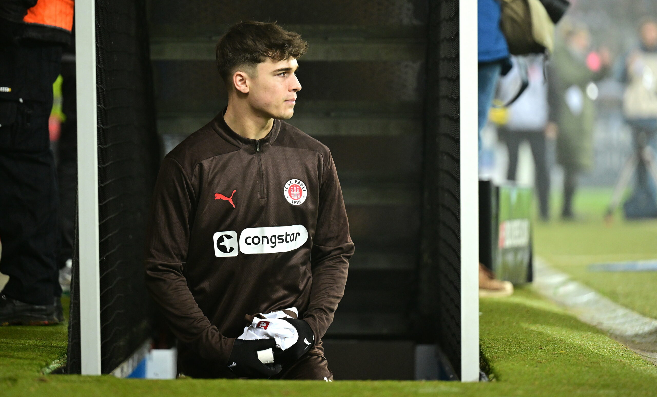 Noah Weißhaupt kommt aus der Spielerrampe in Bochum.