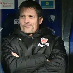 St. Pauli-Trainer Alexander Blessin sitzt auf der Bank