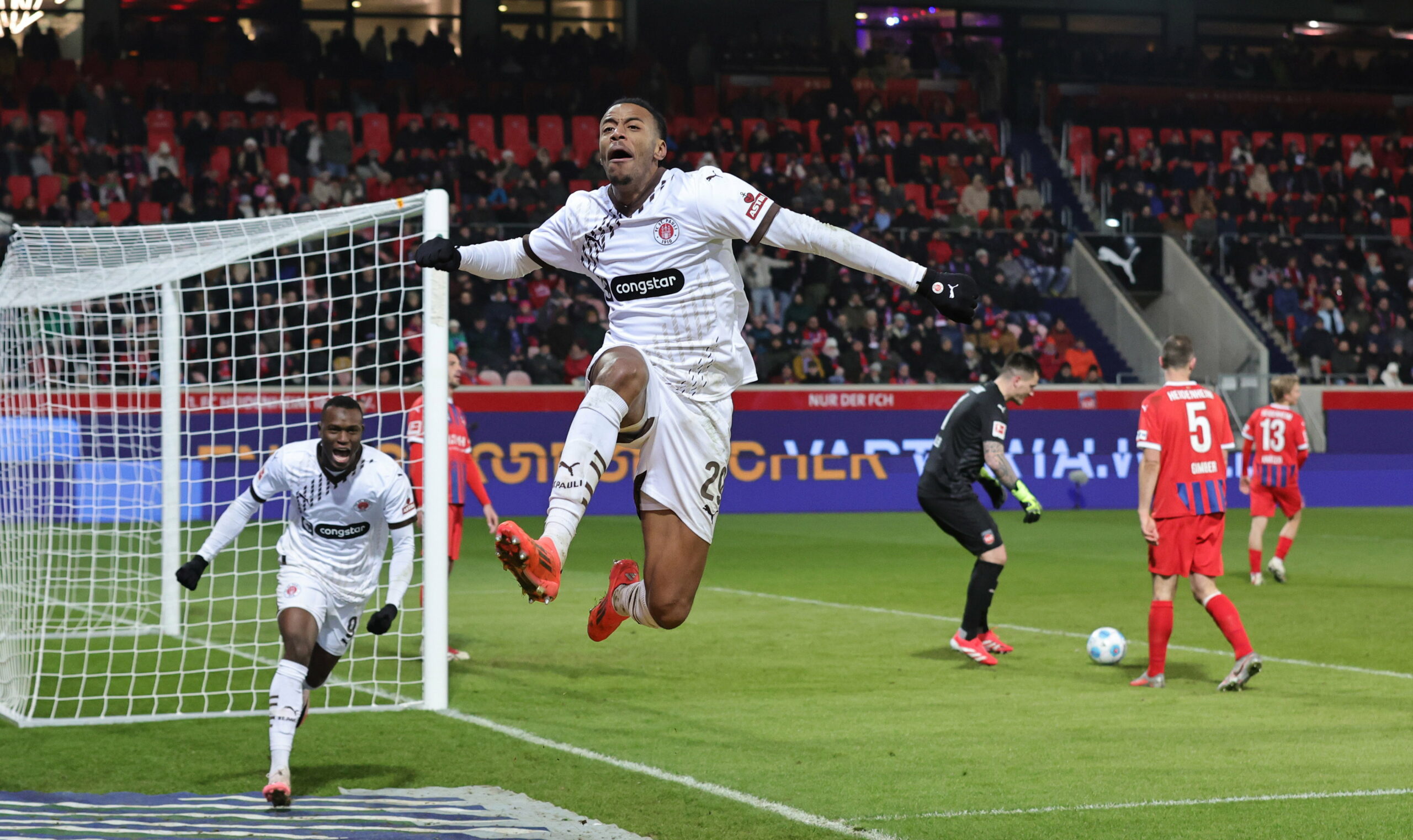 Morgan Guilavogui feiert sein Tor zum 2:0 für St. Pauli in Heidenheim