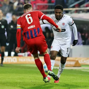 Oladapo Afolayan im Dribbling gegen Patrick Mainka