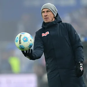 Kölns Trainer Gerhard Struber im Volksparkstadion
