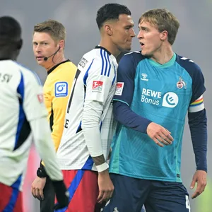 Davie Selke bedrängt Timo Hübers