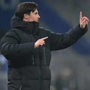 HSV-Trainer Merlin an der Seitenlinie gegen Köln