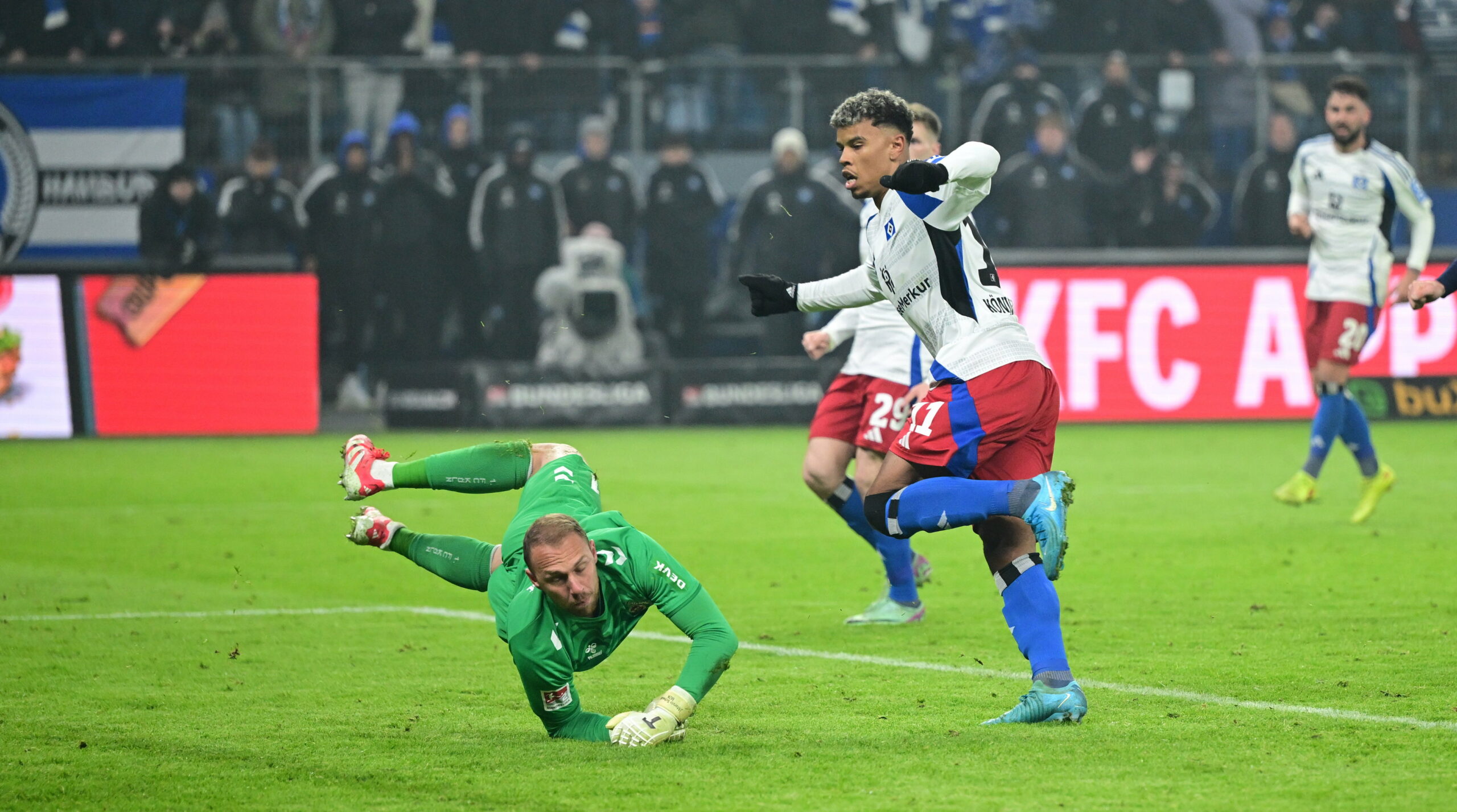 Ransford Königsdörffer erzielt das Tor zum 1:0 gegen Köln.