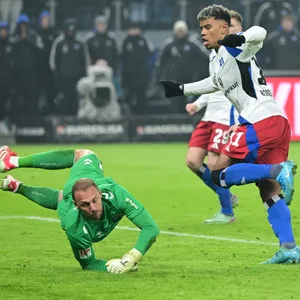 Ransford Königsdörffer erzielt das Tor zum 1:0 gegen Köln.