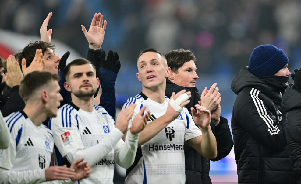 Emir Sahiti, Lukasz Poreba, Otto Stange, Silvan Hefti, Merlin Polzin und Matheo Raab klatschen vor der Nordtribüne in die Hände