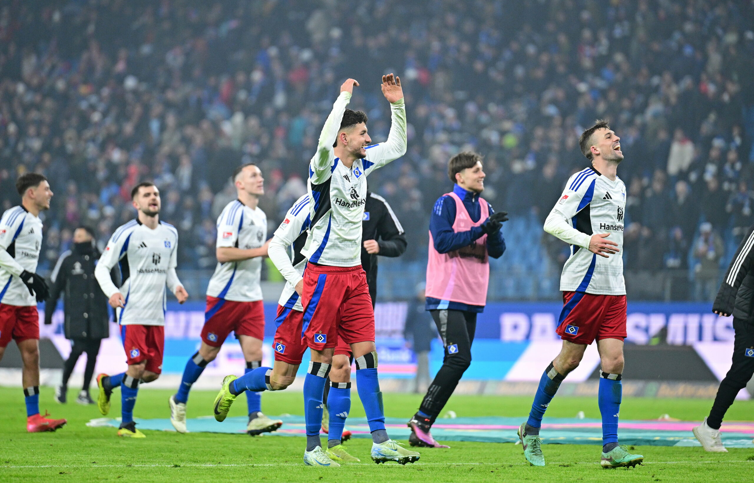 Daniel Elfadli und Jonas Meffert laufen nach dem Köln-Spiel gemeinsam zum Jubeln zu den HSV-Fans.