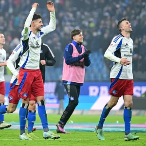 Daniel Elfadli und Jonas Meffert laufen nach dem Köln-Spiel gemeinsam zum Jubeln zu den HSV-Fans.