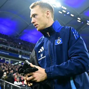 Sebastian Schonlau im Innenraum des Volksparkstadions.