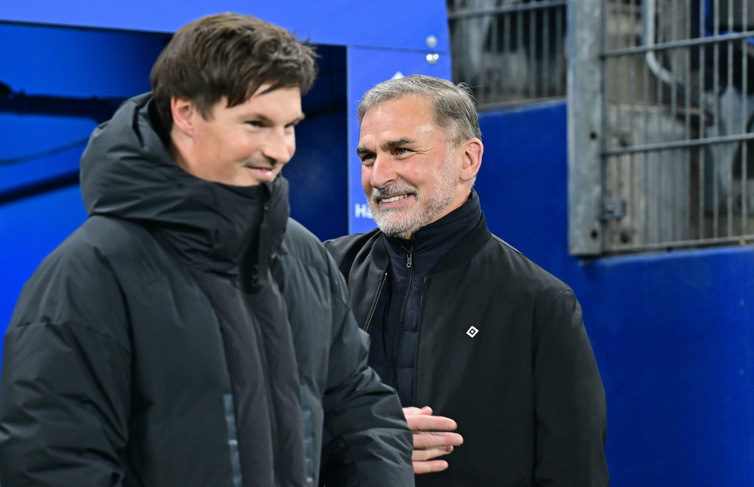 Merlin Polzin und Stefan Kuntz vor dem HSV-Spielertunnel