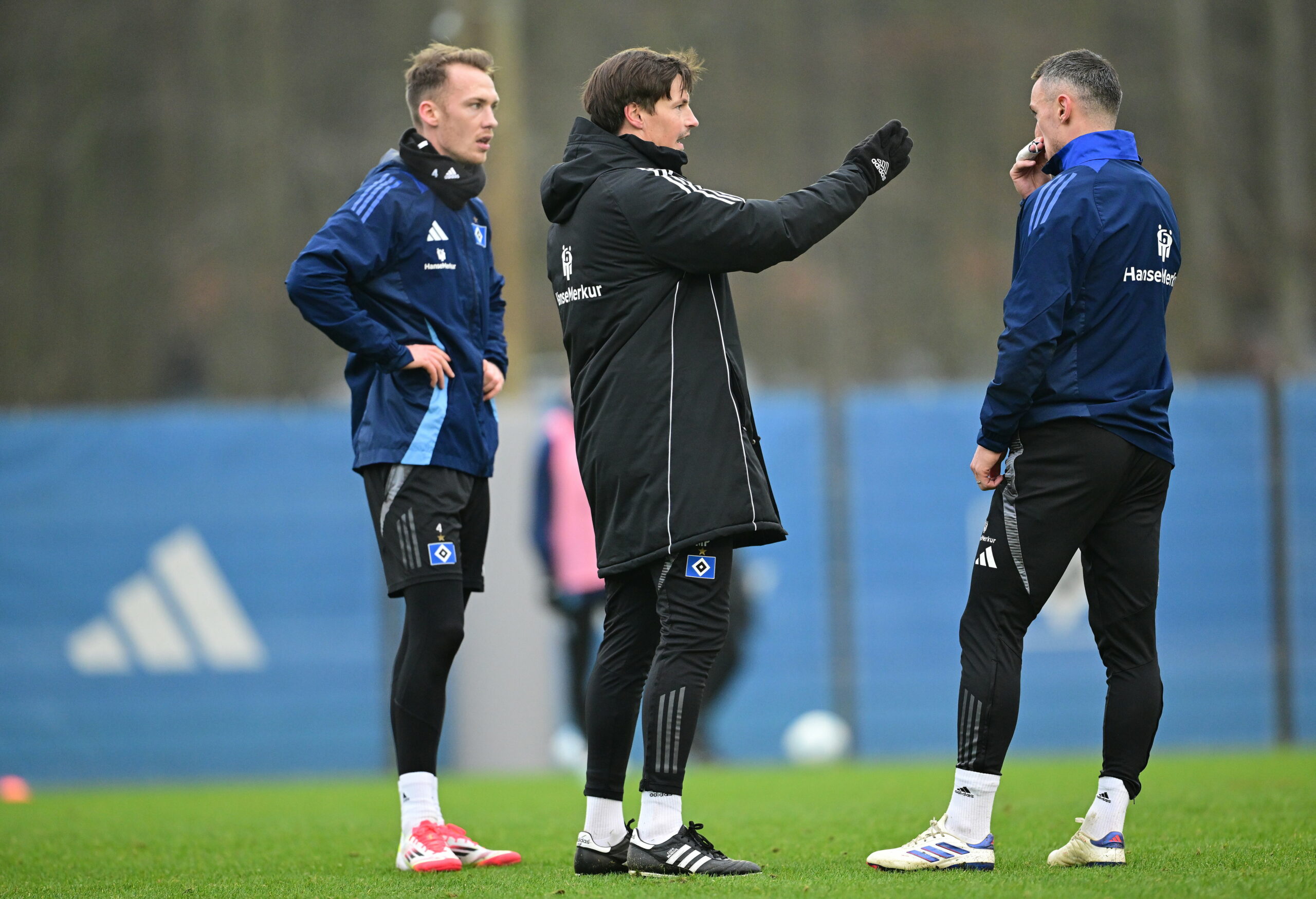 Merlin Polzin gibt Sebastian Schonlau und Silvan Hefti im Training Anweisungen