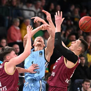 Brae Ivey kann sich gegen die litauische Defensive den Ball nicht sichern.
