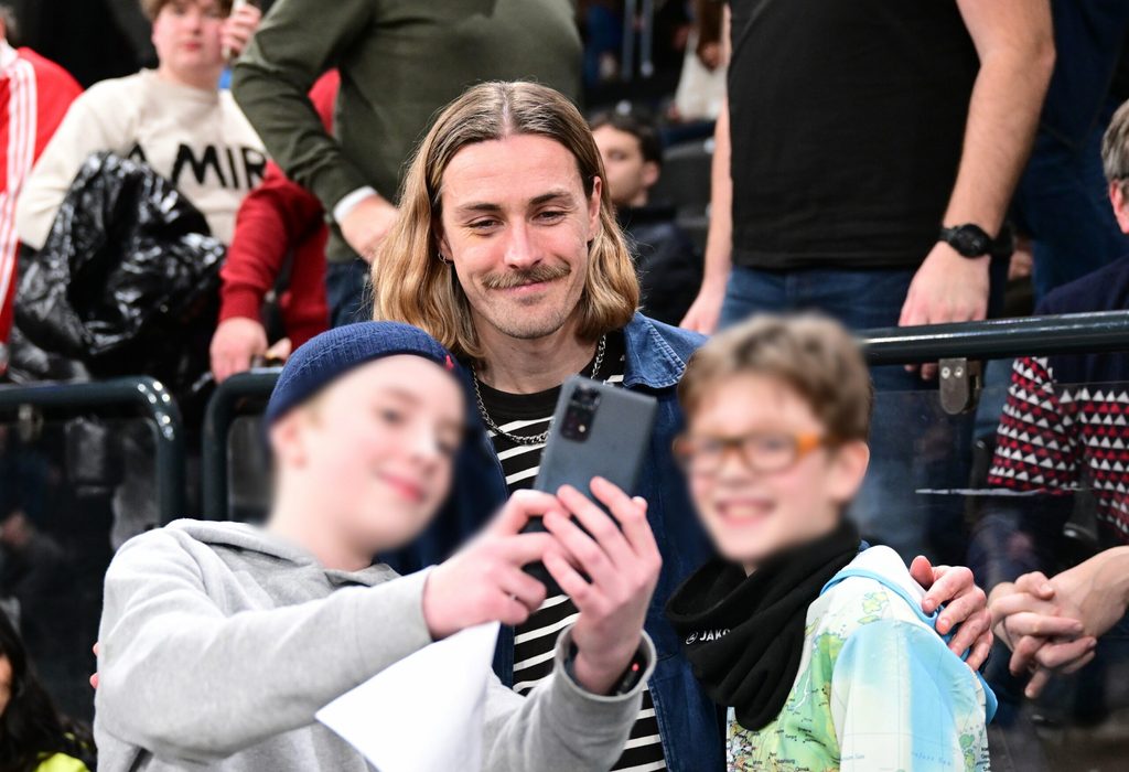 St. Pauli-Kapitän Jackson Irvine war beim Eurocup-Spiel der Towers zu Gast.