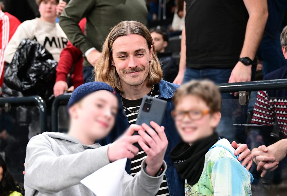 St. Pauli-Kapitän Jackson Irvine war beim Eurocup-Spiel der Towers zu Gast.