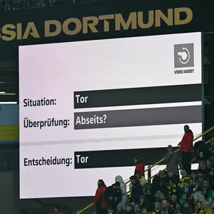 VAR-Überprüfung auf der Leinwand in Dortmund