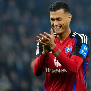 Davie Selke klatscht mit in die Hände