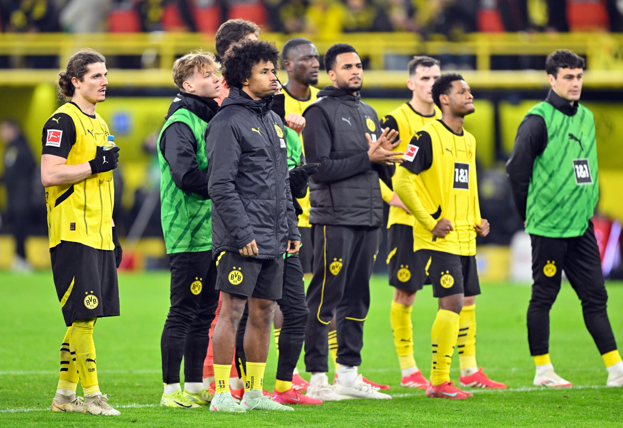 Dortmunds Stars stellten sich nach dem 2:2 gegen Bremen den eigenen Fans.