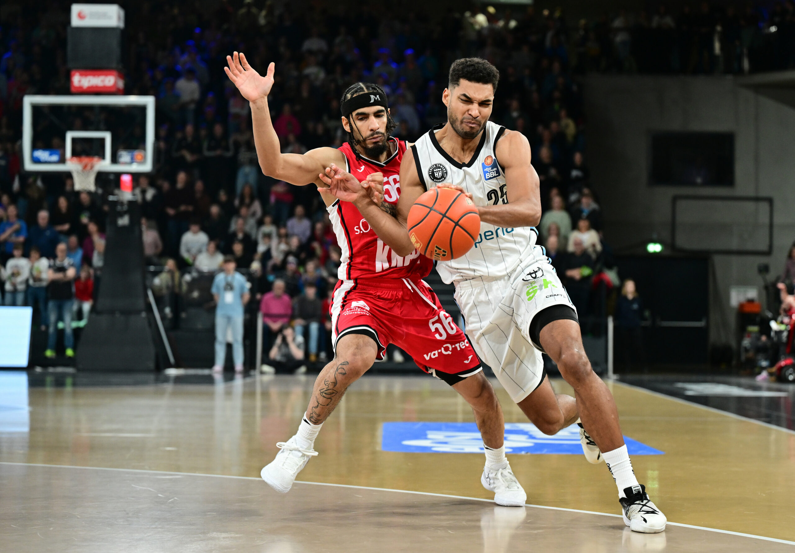 Towers-Startspieler Kenneth Ogbe strebt dem Würzburger Korb entgegen.