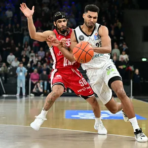 Towers-Startspieler Kenneth Ogbe strebt dem Würzburger Korb entgegen.