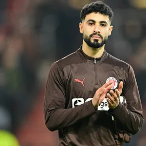 Elias Saad klatscht in die Hände