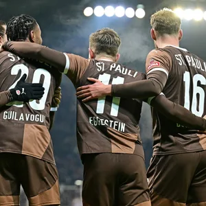 St. Pauli-Spieler jubeln