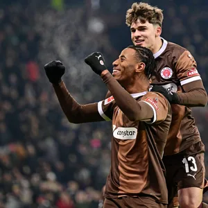 Noah Weißhaupt freut sich mit Morgan Guilavogui