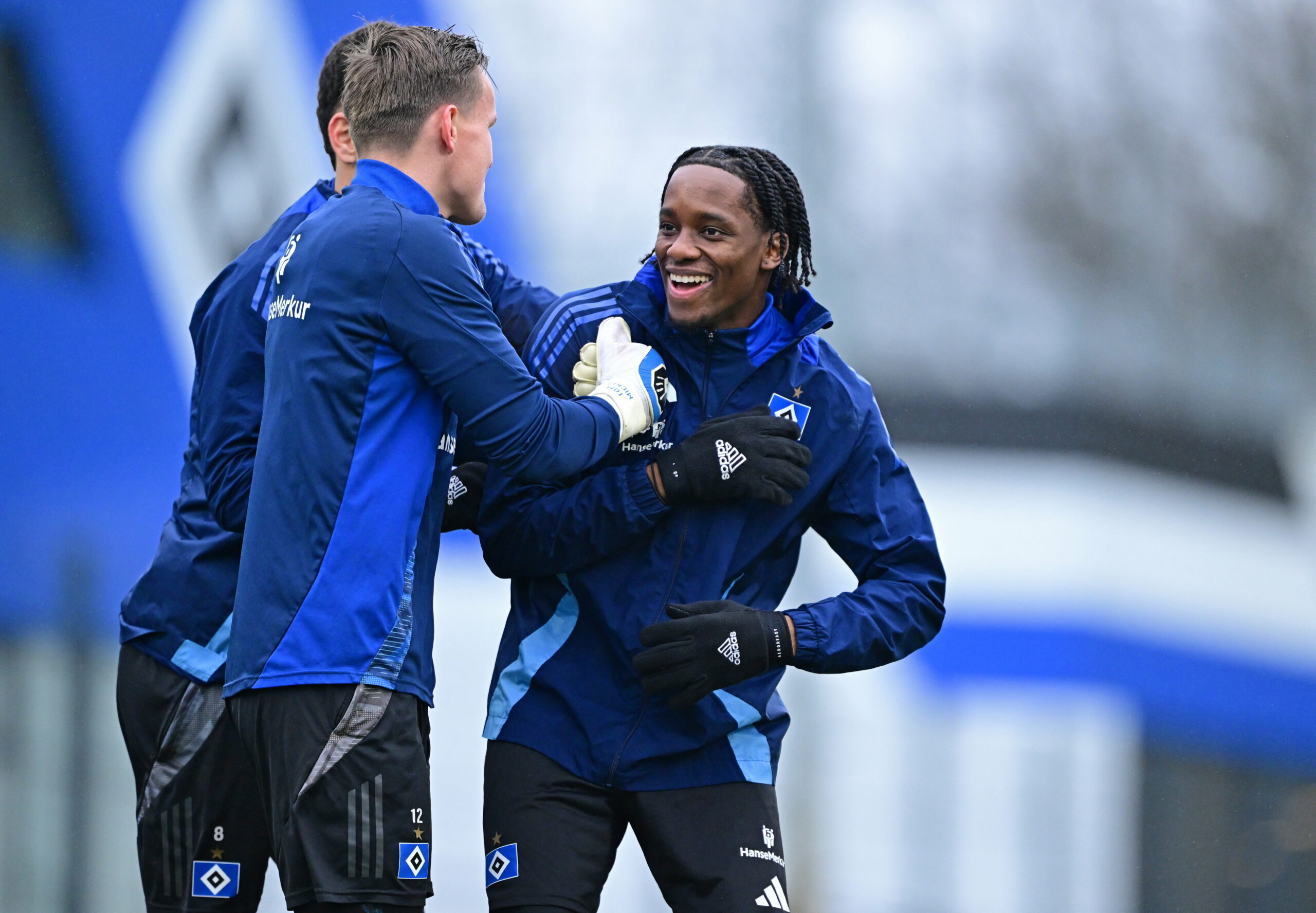 Adedire Mebude lacht in seinem ersten HSV-Training.