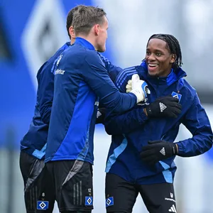 Adedire Mebude lacht in seinem ersten HSV-Training.