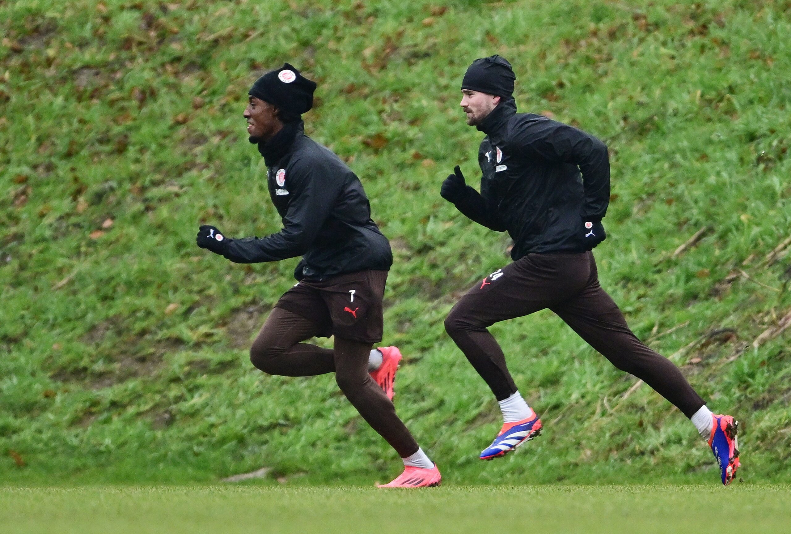 Romeo Aigbekaen und Connor Metcalfe beim Lauftraining