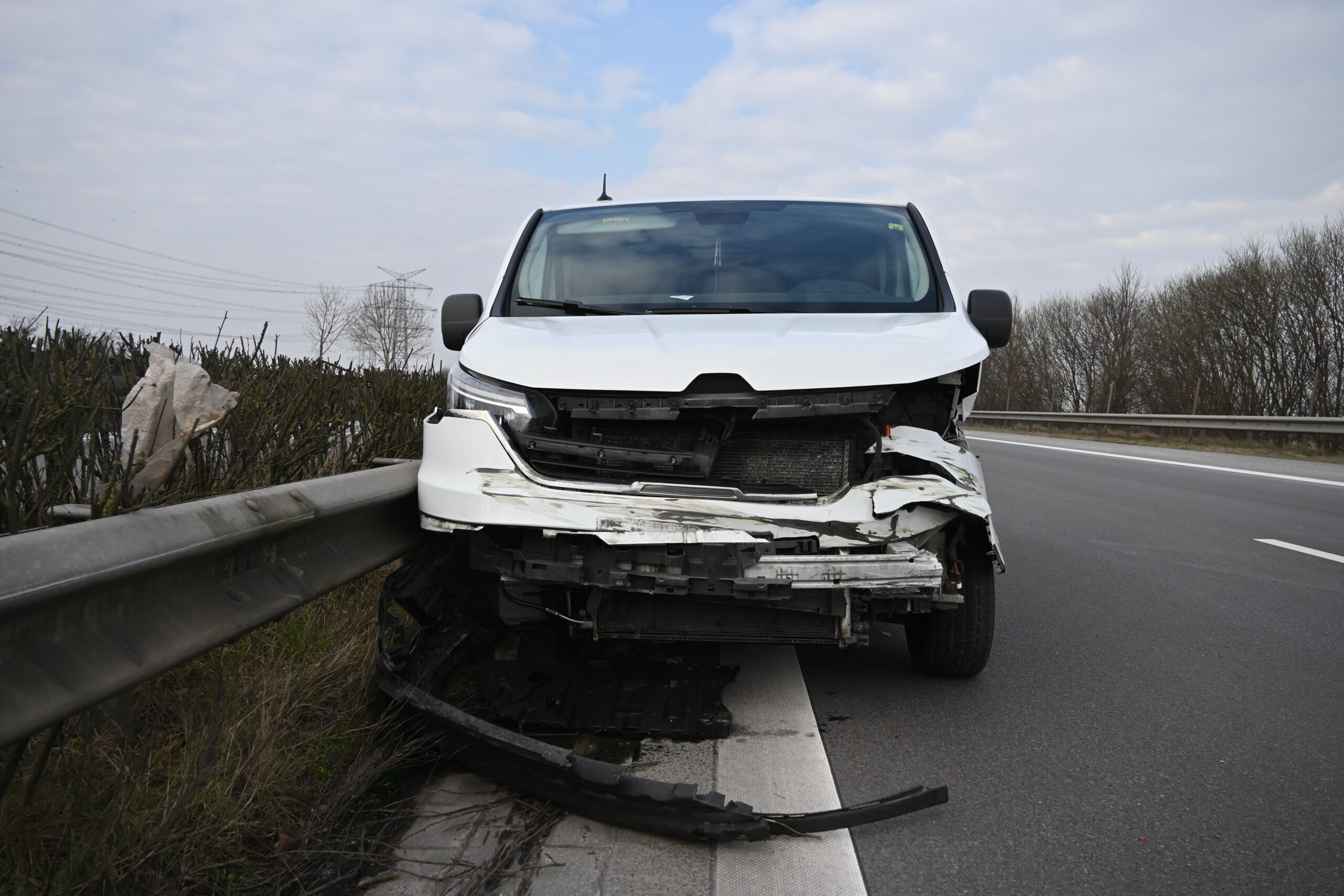 Der Renault kam schwer beschädigt an der Mittelplanke zum Stehen.