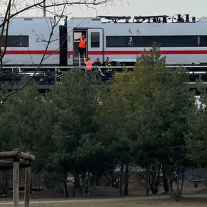 Blick von der Mitte Altona auf einen stehenden ICE, der wegen der Störung einer Oberleitung kurz vor dem Bahnhof Altona halten musste.