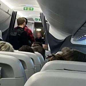 Polizisten stürmten am Mittwochabend eine gerade gelandete Air-Baltic-Maschine und führten fünf Menschen ab.