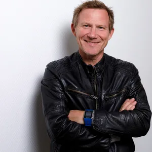 Roland Jankowsky steht vor einem weißen Hintergrund