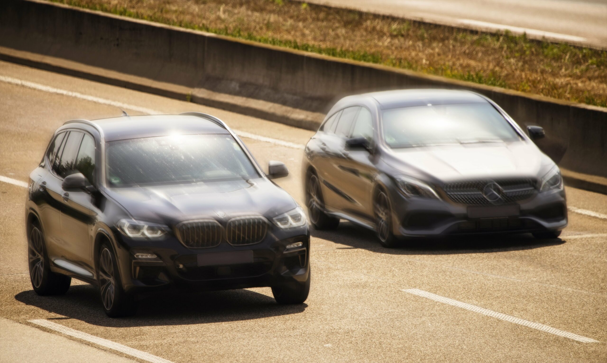 Bei der Kontrolle ging den Beamten ein Mercedes-Fahrer ins Netz, der deutlich zu schnell auf der A7 unterwegs war. (Symbolbild)