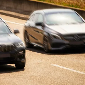Bei der Kontrolle ging den Beamten ein Mercedes-Fahrer ins Netz, der deutlich zu schnell auf der A7 unterwegs war. (Symbolbild)