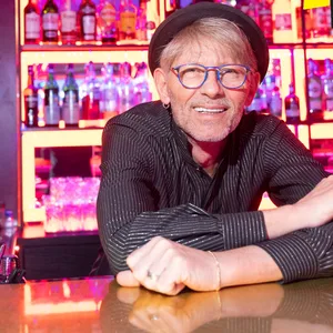Ronny hinter seiner Bar in Chez Ronnys Lounge