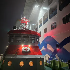 Der Seenotrettungskreuzer ANNELIESE KRAMER der DGzRS liegt längsseits des Kreuzfahrtschiffes „Aidanova“ und nimmt einen schwer erkrankten Passagier an Bord.